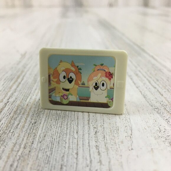 Bluey iPad with Uncle Rad Aunt Frisky FaceTime Tablet Xmas Figure Playset NEW - Picture 1 of 4